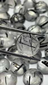 Piedra de rutilo negro natural con corte rosa de 9 mm, cristal redondo para protección y conexión con la Tierra, gema suelta con corte de roseta para joyería curativa. - Product Image 2