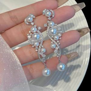 Boucles d'oreilles romantiques unisexes AMBER JEWELS T-2803 plaquées or 14 carats avec perles et accents de diamants, style vintage pour mariage - Product Image 1