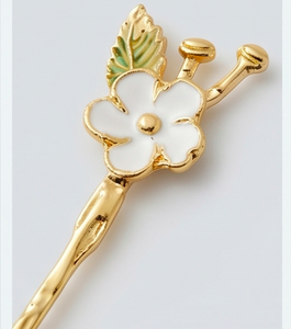 Cucharas florales doradas con mangos de flores blancas, aptas para lavavajillas, juego de cubiertos para bodas. - Product Image 2