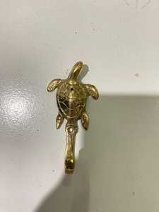 Meilleure Vente en Indonésie : Sculpture Bouddhiste en Laiton Doré avec Motifs Floraux Intricats et Corps Gravé – Objet de Collection - Product Image 4