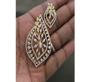 Elegante Juego de Collar y Pendientes de Diseño con Acabado Dorado y Blanco de Primera Calidad para Bodas y Fiestas, Colección para Mujer - Product Image 2