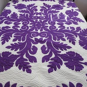 Couvre-lits Kantha Hawaïens Tendance et Très Vendus, Brodés Violets, 100% Coton, Style Vintage, Faits Main, Écologiques et Rafraîchissants - Product Image 1