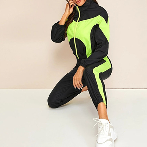 Chándal de nailon personalizado impermeable y cortavientos para mujer, sudadera con capucha corta OEM, chándal de gimnasio para entrenamiento, venta al por mayor personalizada - Product Image 5