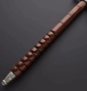 Hacha Vikinga Hecha a Mano con Mango de Madera de Fresno Grabado y Funda de Cuero con Grabado en la Cabeza - Product Image 4