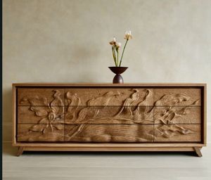 Cajón de TV de Madera Maciza de Lujo Hecho a Mano con Relieve Floral Ornamental de Garza y Paisaje en Roble - Product Image 1