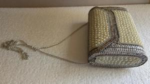 Bolso de mano de lona con perlas y adornos plateados, estilo clásico, para novias, fiestas, bodas, con correa de cadena. - Product Image 3
