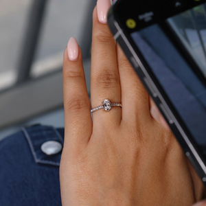 Bague de fiançailles en or jaune 14 carats avec diamant solitaire ovale de 0,50 carat, taille ovale, cultivé en laboratoire, et halo caché. - Product Image 3
