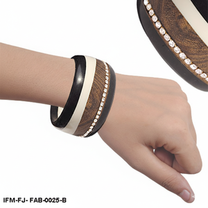 Brazalete de Madera Tricolor Hecho a Mano con Incrustaciones de Resina y Madera y Detalles de Cristales Brillantes - Product Image 2