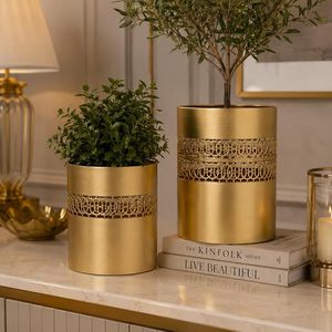 Jardinières en métal doré avec motif ajouré en filigrane, pots de fleurs d'intérieur modernes et luxueux - Product Image 1