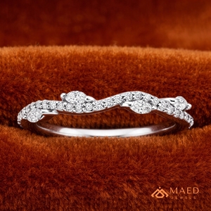 Anillo de Compromiso y Boda de Moissanita con Corte Cojín, Tono Plateado, Piedras Laterales Redondas y Banda Pavé, Joyería Elegante, Regalo para Ella - Product Image 2