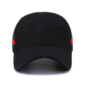Casquette de baseball noire à 6 panneaux avec bandes latérales rouges et vertes, réglable, unisexe, décontractée, en coton. - Product Image 1