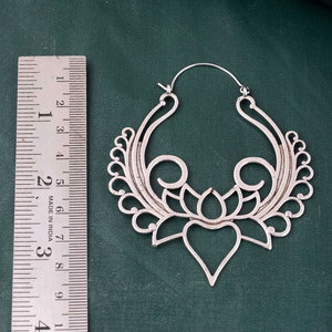 Pendientes de Aro Hechos a Mano con Filigrana de Corazón de Loto Plateado, Joyería Étnica Tribal Boho para Mujer - Product Image 1