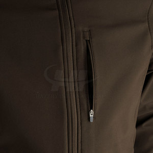 เสื้อแจ็คเก็ตซอฟต์เชลล์ผู้ชายแฟชั่นทันสมัย ใส่สบาย ระบายอากาศได้ดี เป็นมิตรกับสิ่งแวดล้อม เหมาะสำหรับฤดูหนาว คอตั้ง โลโก้ด้านหน้า คุณภาพสูง ผลิตจากไนลอน/โพลีเอสเตอร์ - Product Image 3
