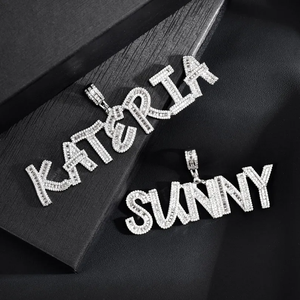 Pendentif de luxe unisexe Kateria en argent 925 avec lettre en diamant taille baguette sertie en canal, pour usage quotidien - Product Image 2