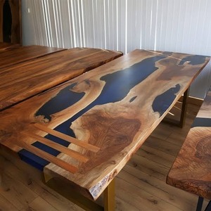 Table à manger en résine d'époxy et noyer faite à la main, avec bord naturel, design côtier moderne et pieds en métal - Product Image 2
