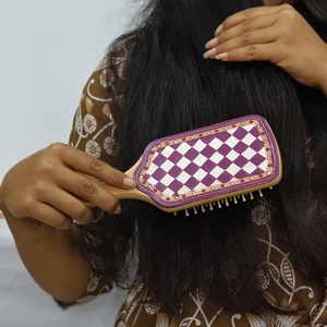 Cepillo para el cabello de madera con incrustaciones de cuero a cuadros morado y blanco, mango de diseño clásico y moderno - Product Image 2