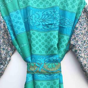 Kimono de Lujo con Parches de Seda, Túnica Larga para Dormir o como Cubre Bikini, Kimono Hecho a Mano con Sari de Seda Reciclada Vintage de la India - Product Image 6