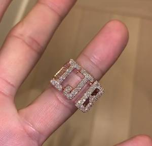 Anillo de Lujo Personalizado con Nombre y Letra en Estilo Hip Hop, con Micro Pavé de Moissanita y Baño de Oro - Product Image 4