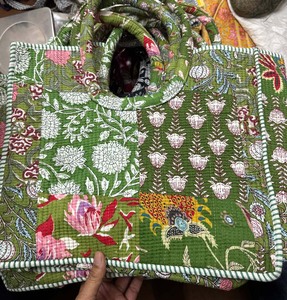 Sac matelassé vintage patchwork pour femme – Sac fourre-tout en tissu fait main, sac à main bohème coloré, sac de courses et de tous les jours réutilisable - Product Image 1