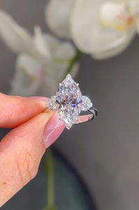 Anillo de Compromiso de Diamante Cultivado en Laboratorio con Corte Triangular de Lujo para Mujer |   Anillo Solitario de Oro de 18K con Certificado IGI |   Joyería para Damas de Honor - Product Image 5