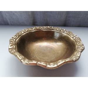 El tazón de latón para servir, muy popular, es una inversión en la belleza atemporal de la cocina. El brillo del latón crea una presentación cautivadora. - Product Image 1