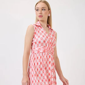 Vestido midi formal de mujer con estampado a cuadros rojos, corte en A, cuello en V, sin mangas, ecológico, con dobladillo acampanado y tela de georgette. - Product Image 1