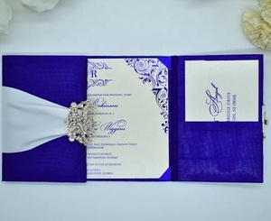 Invitación de Boda Azul Real con Diseño de Lirio, Impresa a Mano con Serigrafía en Papel Azul Clásico, con Plegado en Forma de Folio y Ribete de Satén - Product Image 2