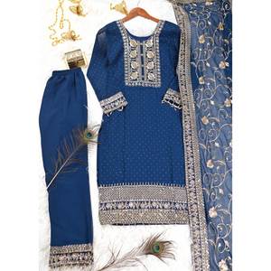 Ensembles de costume des femmes de concepteur avec le travail brodé et en pierre - Product Image 1