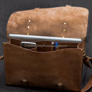 Bolso de oficina de cuero artesanal con costuras finas y textura suave - Product Image 4