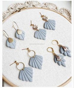 ต่างหูระย้าเรซินหลากสีพร้อมเพชรที่เหมาะกับทุกเพศดีไซน์รูปปีกไขว้ทางศาสนาของคริสเตียนสำหรับเป็นของขวัญแต่งงานงานหมั้น - Product Image 2