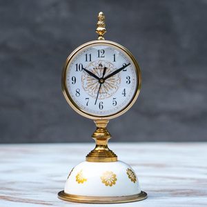 Horloge de bureau traditionnelle en laiton, circulaire, silencieuse, à mouvement mécanique à affichage par aiguilles, sonnerie horaire, base en céramique blanche, dorée - Product Image 3