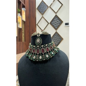 Conjunto de collar y aretes con piedras de latón chapado en oro estilo Kundan, con tikka, moderno, para bodas, compromisos y aniversarios indios. - Product Image 1