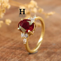 Anillo de Rubí Ovalado Certificado por IGI de Alta Calidad con Diamantes Laterales, Oro de 18K, Fabricante de Joyería Fina, Joyería Personalizada