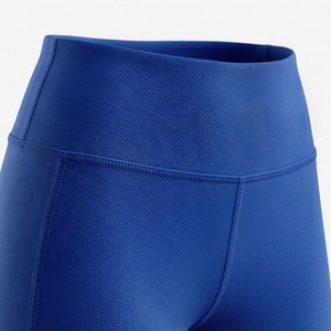 Ensemble de yoga deux pièces premium pour femmes, leggings de sport à taille haute, rembourrés, couleur personnalisable disponible. - Product Image 4