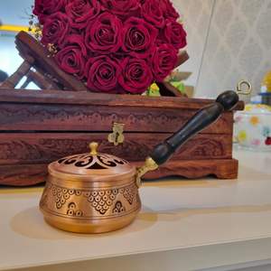 Quemador de Bakhoor de metal tallado a mano diseñado para hogares con un auténtico sentido cultural, con una hermosa textura tallada y una estructura duradera. - Product Image 4