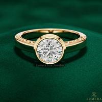 Bague de fiançailles solitaire intemporelle avec diamant de laboratoire taille ronde, monture closée en or massif avec épaules en filigrane détaillées