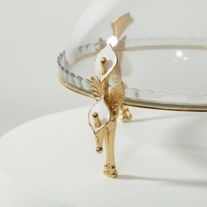Support à gâteau rond en verre avec base et couvercle en métal doré, idéal pour la présentation de gâteaux et pâtisseries, centre de table pour salle à manger, provenance Inde. - Product Image 2