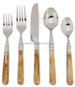 Cubiertos de metal pulido con mango de madera para cocinas elegantes que ofrecen durabilidad con acabado estético de madera natural - Product Image 1