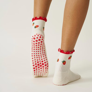 Chaussettes basses en gros à faible MOQ, blanches et rouges, à volants, motif fraise jacquard, antidérapantes, en coton, pour l'été, décontractées, pour femmes - Product Image 1