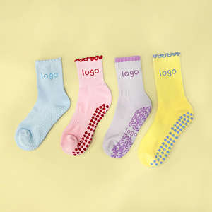 Calcetines de yoga antideslizantes con logo jacquard personalizado, calcetines de pilates con agarre de silicona, MOQ bajo, calcetines deportivos de punto grueso hasta el tobillo. - Product Image 3
