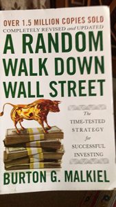 A Random Walk Down Wall Street de Burton G. Malkiel, libro en formato de bolsillo, éxito de ventas para adultos - Product Image 3