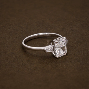 Bague de fiançailles pour femme en diamant de laboratoire taille radiant, design trois pierres avec diamants baguette latéraux, bijoux de mariée élégants - Product Image 3