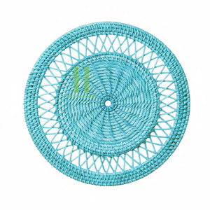 Assiettes de présentation rondes en rotin tressé faites à la main, design moderne, décoration murale, dessous de plat en rotin fleuri, fabriquées au Vietnam - Product Image 3