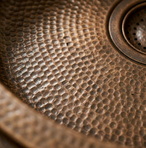 Vasque de salle de bain ovale en cuivre martelé vieilli, style marocain, design traditionnel, fabriquée à la main, à poser - Product Image 3