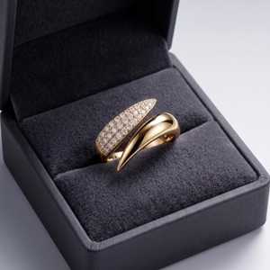 Anillo de banda cruzada único con diamante redondo cultivado en laboratorio de U and Me, en oro sólido de 14K, ideal para ocasiones especiales, regalo para novias. - Product Image 2
