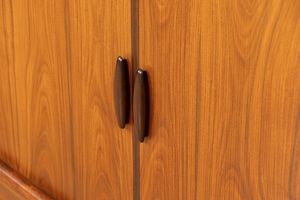 Mueble de Salón Tradicional Vierasse de Madera Maciza de Caoba con Compartimento de Almacenamiento y Acabado Marrón - Product Image 3