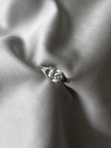 แหวนมอสซาไนต์ทรงคุชชั่นสำหรับผู้หญิง แหวนหมั้นทอง 18K/14K แหวนเพชรเม็ดเดี่ยว ดีไซน์เรียบหรู - Product Image 4