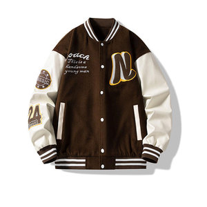 Chaqueta Varsity Blanca para Hombre con Logotipo U of M Bordado, Cuello Camisero, Corte Regular, Estilo Preppy, Cierre de un Solo Botón - Product Image 4
