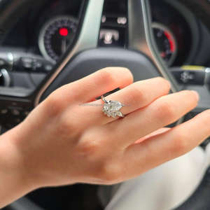 Anillo de Compromiso/Boda de Diamantes de Oro Amarillo de 14K Estilo Vintage para Mujer, Corte Pera, Diamante Cultivado en Laboratorio, Clásico, Certificado IGI - Product Image 3