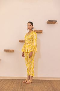 Conjunto Casual de Verano para Mujer: Blusa de Manga Larga con Estampado de Hojas Amarillas y Pantalones a Juego, Corte Holgado, Cuello en V, Cintura Imperio - Product Image 5